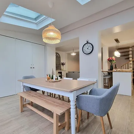 Le Magnolia Terrace & Private Parking Sleeps 6 بيت للعطل