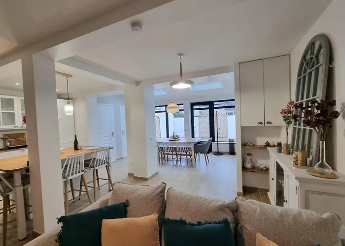 Le Magnolia Terrace & Private Parking Sleeps 6 Holiday home Honfleur