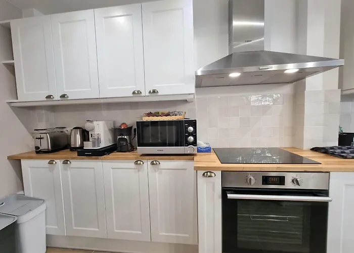 Holiday home Le Magnolia Terrace & Private Parking Sleeps 6 *